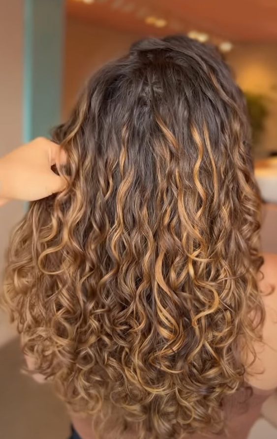 manutenção luzes cabelo cacheado