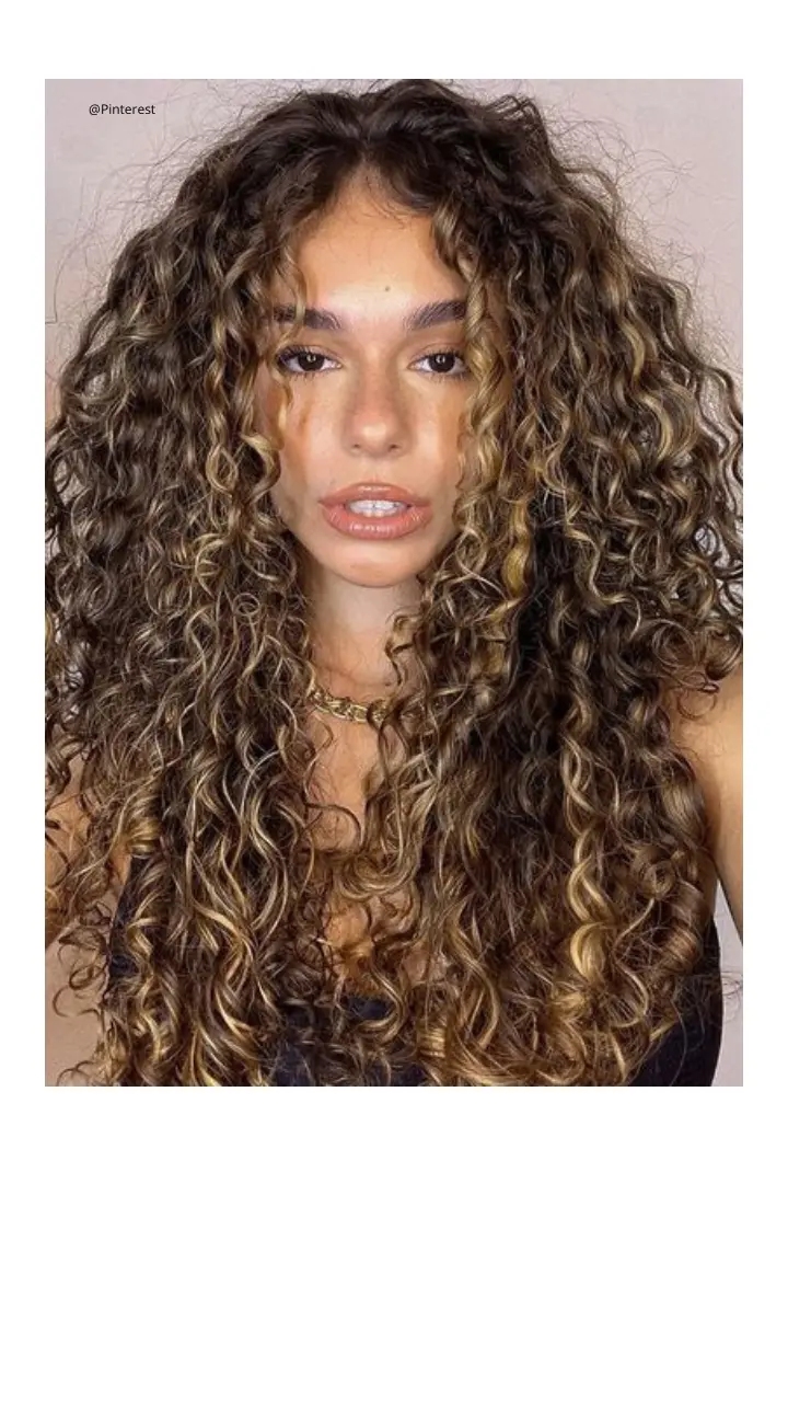 morena iluminada cabelo cacheado