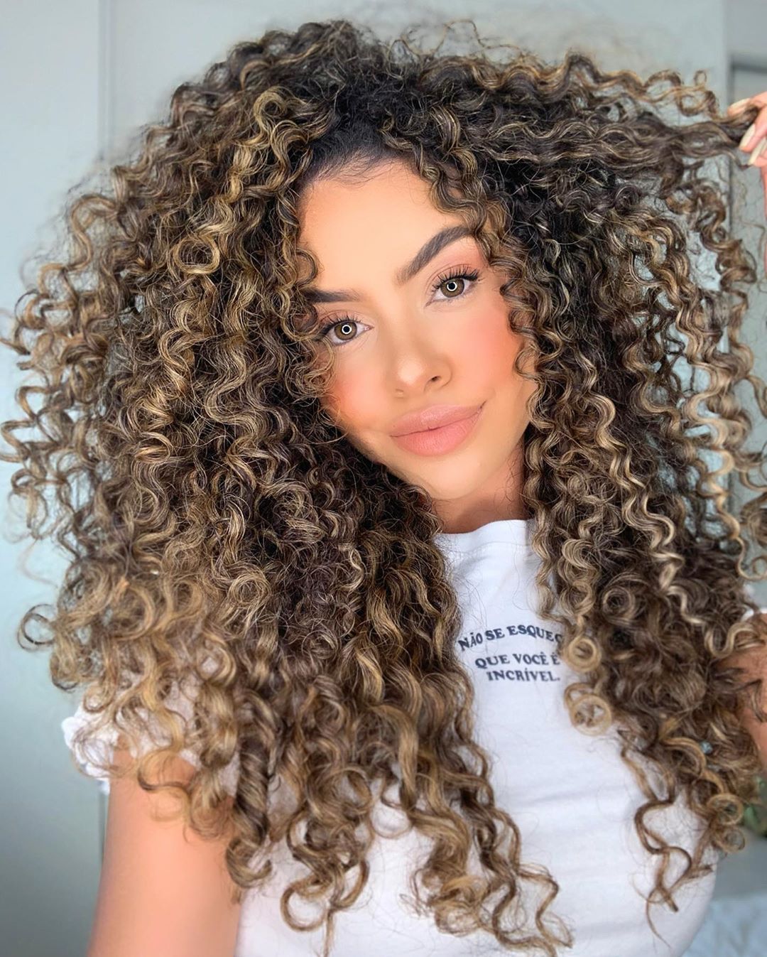 luzes mel cabelo cacheado