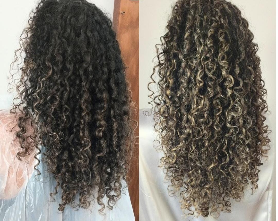 luzes em cabelo cacheado escuro