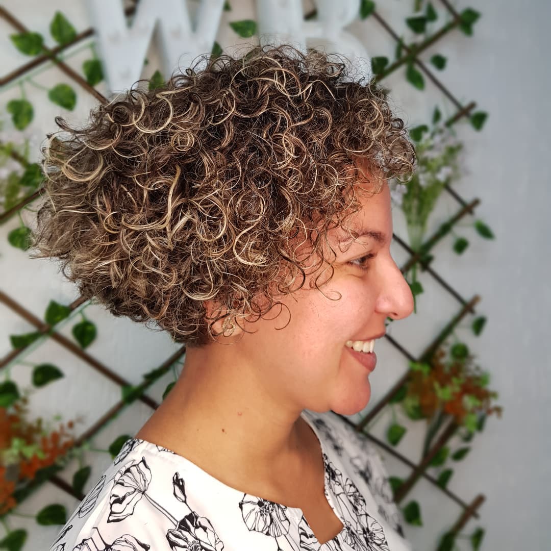manutenção luzes cabelo cacheado