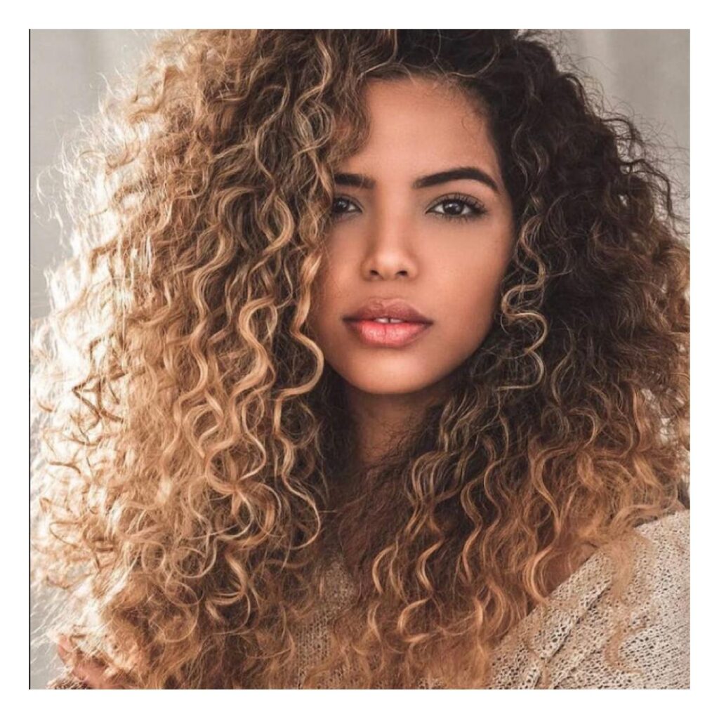 morena iluminada cabelo cacheado