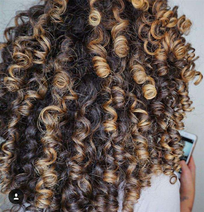 luzes em cabelo cacheado escuro