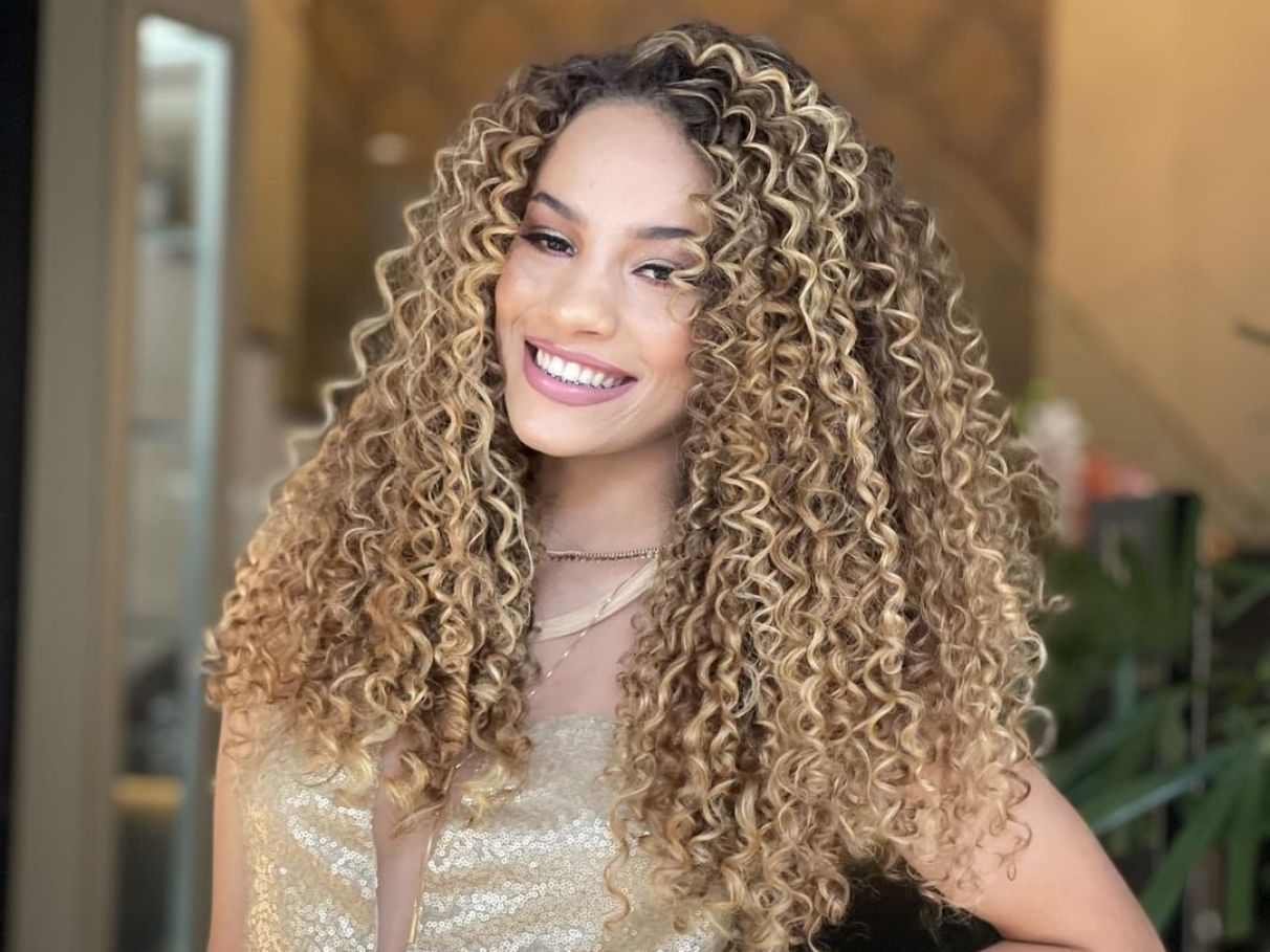 loiro dourado cabelo cacheado