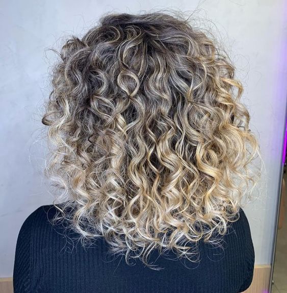 mechas em cabelo cacheado