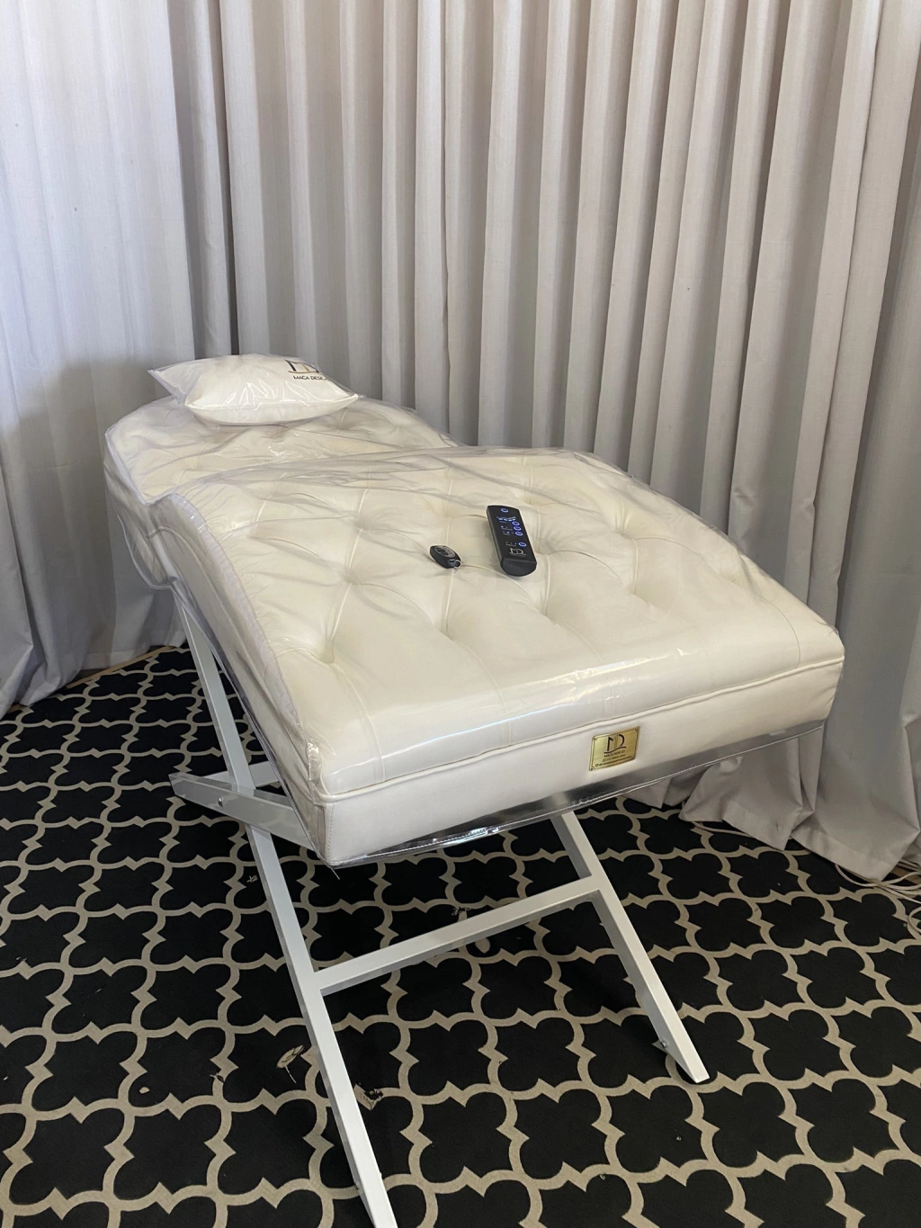 Acessórios Essenciais para Sua Maca de Sobrancelhas: Mocho, Escada e Revestimento