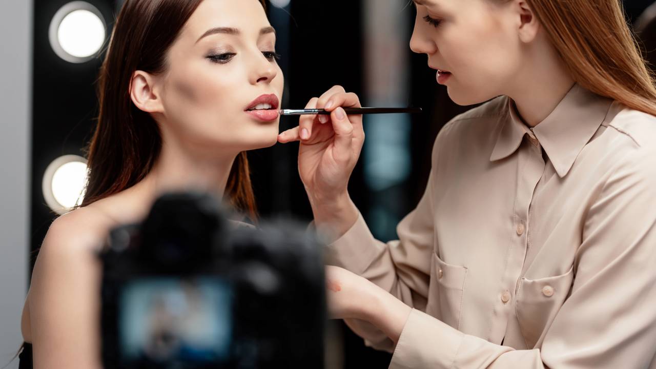 Faculdade de Estética ou Curso Livre: Qual o Melhor Caminho para Maquiadores?