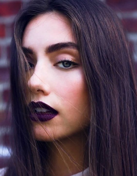 Desvendando a Tendência 'Gothic Chic': Batom Escuro e Olhos Dramáticos