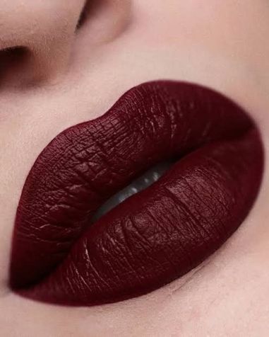 Desvendando a Tendência 'Gothic Chic': Batom Escuro e Olhos Dramáticos