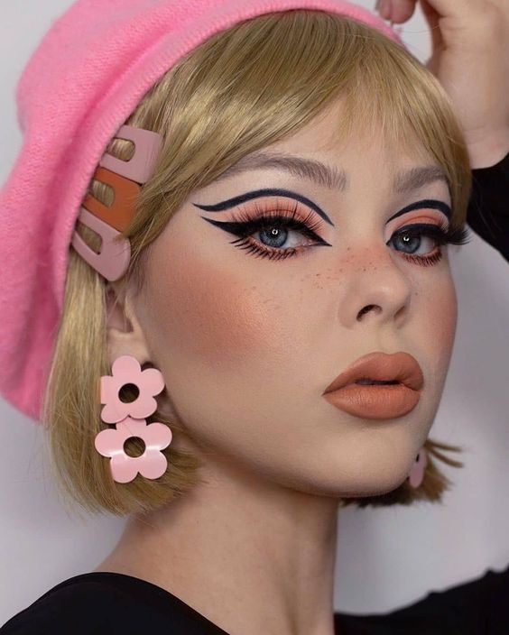 5 ideias de títulos:
1. Cut Crease: O Guia Completo para Iniciantes
2. Desvendando os Segredos do Cut Crease Aberto e Fechado
3. Tutoriais Rápidos: Como Fazer Cut Crease em Minutos
4. Inspirações de Cut Crease para Cada Ocasião
5. Erros Comuns ao Fazer Cut Crease e Como Evitá-los
