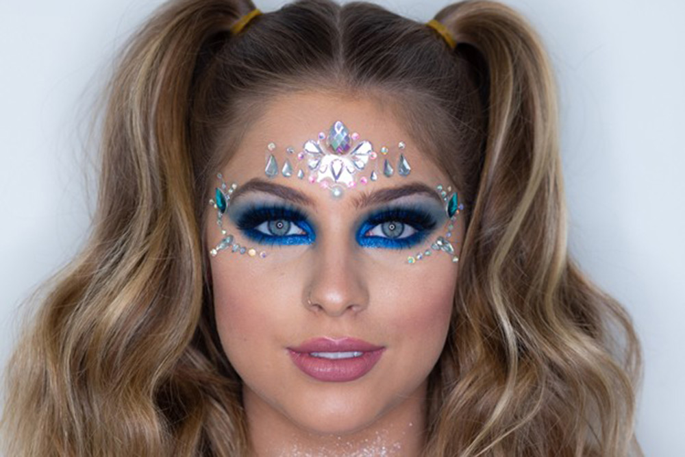 Cabelo Wet Look: O Segredo para Complementar Sua Maquiagem de Sereia Sofisticada