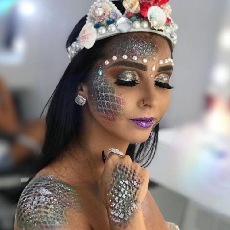 Cabelo Wet Look: O Segredo para Complementar Sua Maquiagem de Sereia Sofisticada