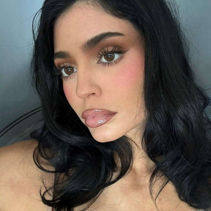 5 ideias de títulos:
1. Desvendando o Soft Glam de Kylie Jenner: Técnicas e Produtos Essenciais
2. O Guia Definitivo do Lip Combo Perfeito da Kylie Jenner
3. Foxy Eyes: Aprenda a Técnica que Alonga o Olhar como a Kylie
4. Pele de Nuvem: O Segredo da 'Cloud Skin' de Kylie Jenner Revelado
5. Onde Comprar Kylie Cosmetics no Brasil: Guia Completo