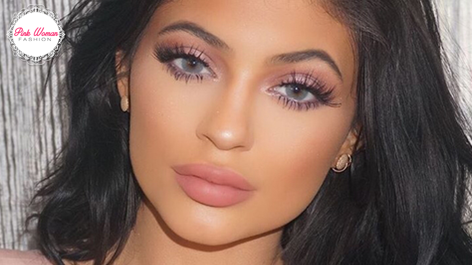 5 ideias de títulos:
1. Desvendando o Soft Glam de Kylie Jenner: Técnicas e Produtos Essenciais
2. O Guia Definitivo do Lip Combo Perfeito da Kylie Jenner
3. Foxy Eyes: Aprenda a Técnica que Alonga o Olhar como a Kylie
4. Pele de Nuvem: O Segredo da 'Cloud Skin' de Kylie Jenner Revelado
5. Onde Comprar Kylie Cosmetics no Brasil: Guia Completo