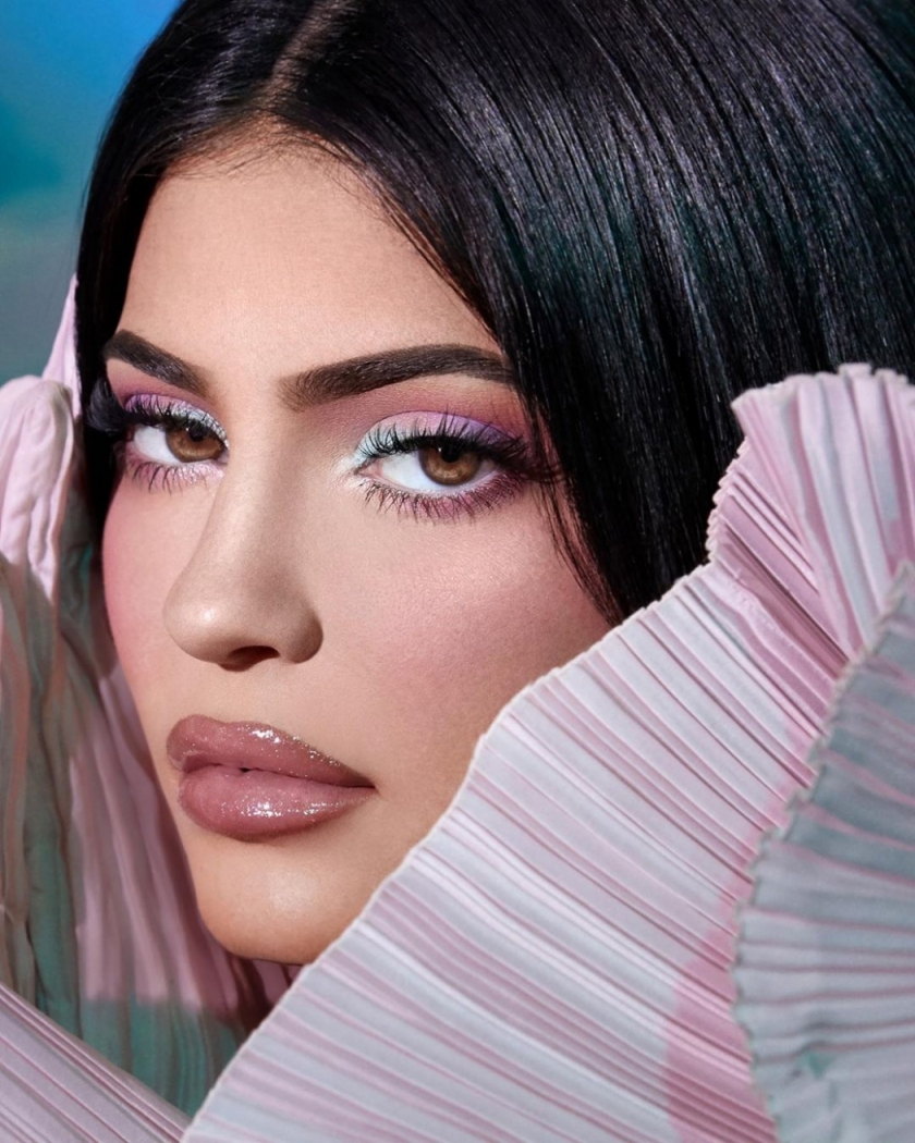 5 ideias de títulos:
1. Desvendando o Soft Glam de Kylie Jenner: Técnicas e Produtos Essenciais
2. O Guia Definitivo do Lip Combo Perfeito da Kylie Jenner
3. Foxy Eyes: Aprenda a Técnica que Alonga o Olhar como a Kylie
4. Pele de Nuvem: O Segredo da 'Cloud Skin' de Kylie Jenner Revelado
5. Onde Comprar Kylie Cosmetics no Brasil: Guia Completo