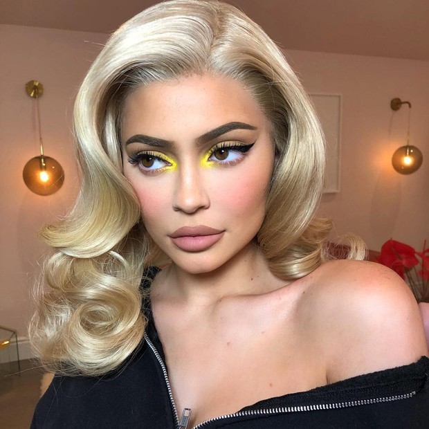 5 ideias de títulos:
1. Desvendando o Soft Glam de Kylie Jenner: Técnicas e Produtos Essenciais
2. O Guia Definitivo do Lip Combo Perfeito da Kylie Jenner
3. Foxy Eyes: Aprenda a Técnica que Alonga o Olhar como a Kylie
4. Pele de Nuvem: O Segredo da 'Cloud Skin' de Kylie Jenner Revelado
5. Onde Comprar Kylie Cosmetics no Brasil: Guia Completo
