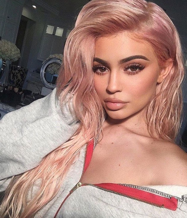 5 ideias de títulos:
1. Desvendando o Soft Glam de Kylie Jenner: Técnicas e Produtos Essenciais
2. O Guia Definitivo do Lip Combo Perfeito da Kylie Jenner
3. Foxy Eyes: Aprenda a Técnica que Alonga o Olhar como a Kylie
4. Pele de Nuvem: O Segredo da 'Cloud Skin' de Kylie Jenner Revelado
5. Onde Comprar Kylie Cosmetics no Brasil: Guia Completo