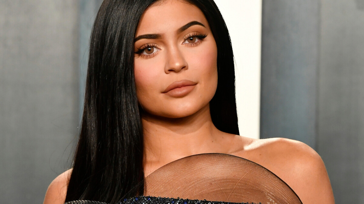 5 ideias de títulos:
1. Desvendando o Soft Glam de Kylie Jenner: Técnicas e Produtos Essenciais
2. O Guia Definitivo do Lip Combo Perfeito da Kylie Jenner
3. Foxy Eyes: Aprenda a Técnica que Alonga o Olhar como a Kylie
4. Pele de Nuvem: O Segredo da 'Cloud Skin' de Kylie Jenner Revelado
5. Onde Comprar Kylie Cosmetics no Brasil: Guia Completo