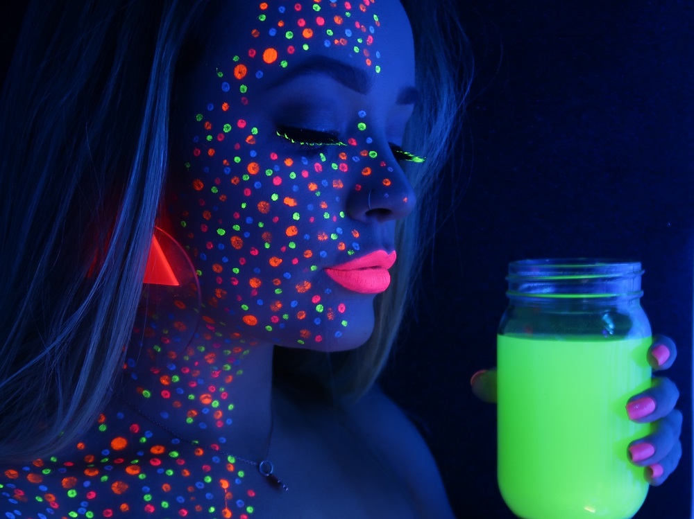 Maquiagem Neon para Iniciantes: Delineado Gráfico e Sombra Esfumada