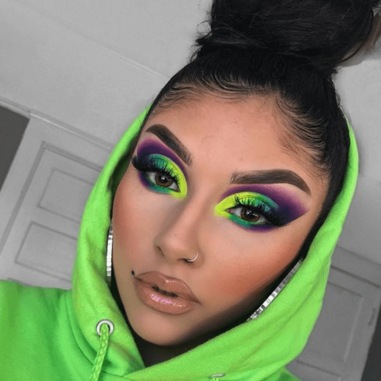 Guia Completo: Como Escolher a Melhor Tinta Neon para o Rosto e Corpo