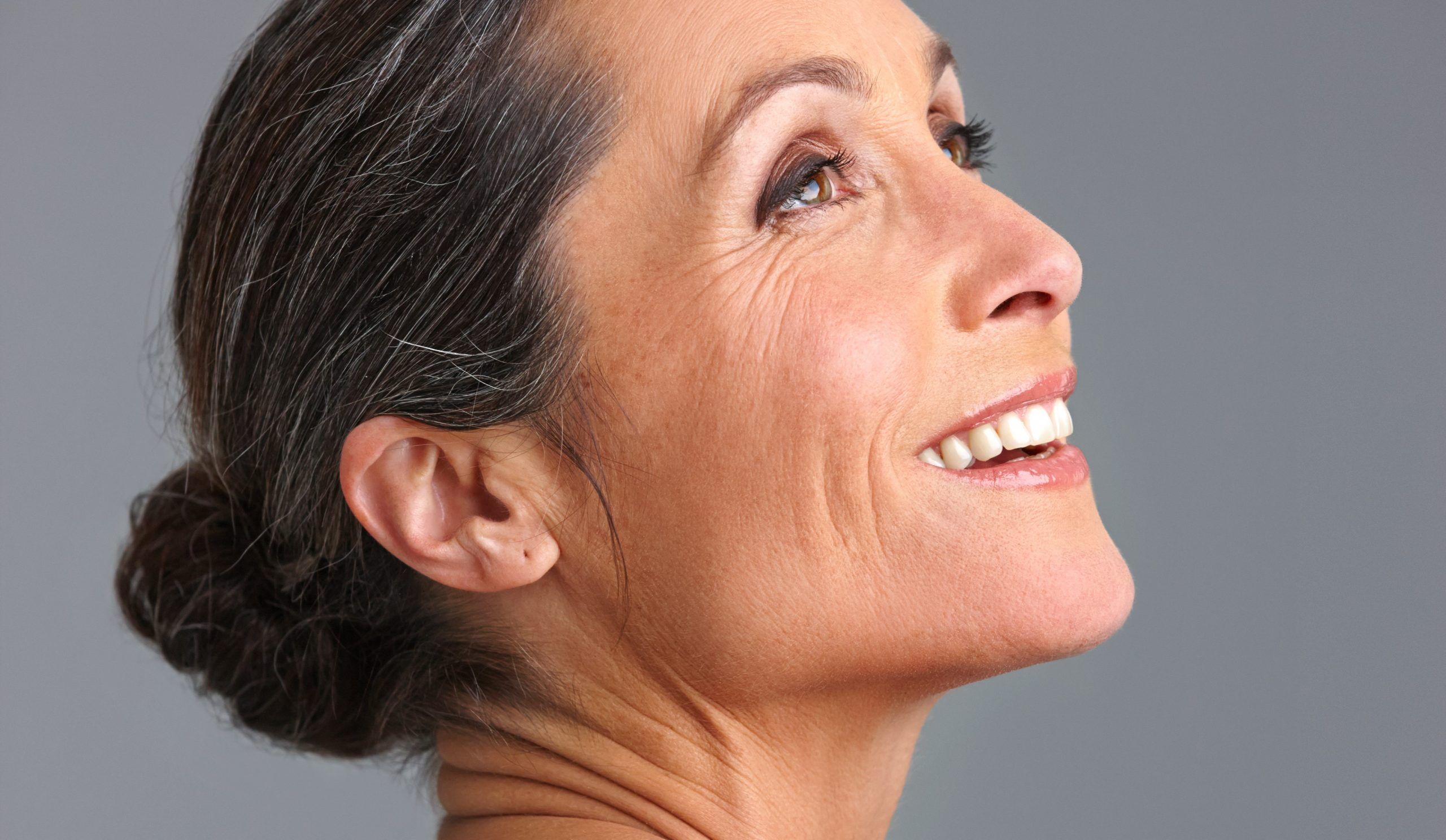 Como Escolher o Tom Certo de Base para Pele Madura