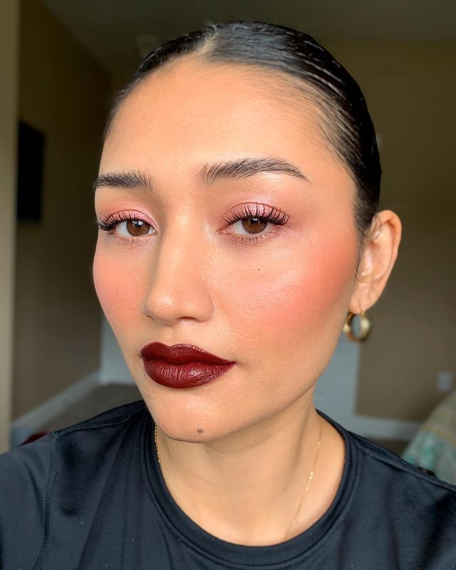 Pele Glow e Batom Vinho: O Segredo da Maquiagem de Inverno