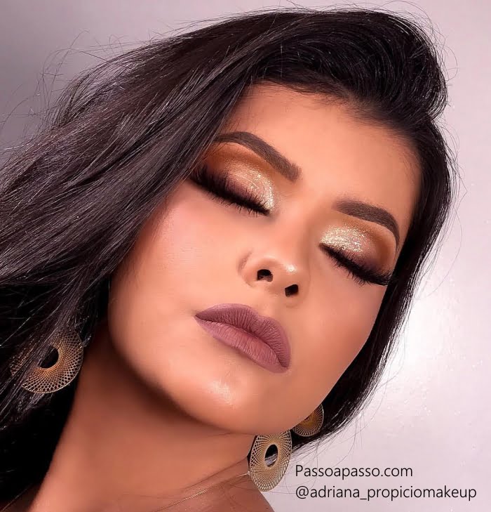 O segredo do glow natural: Iluminador e blush para looks com vestido azul