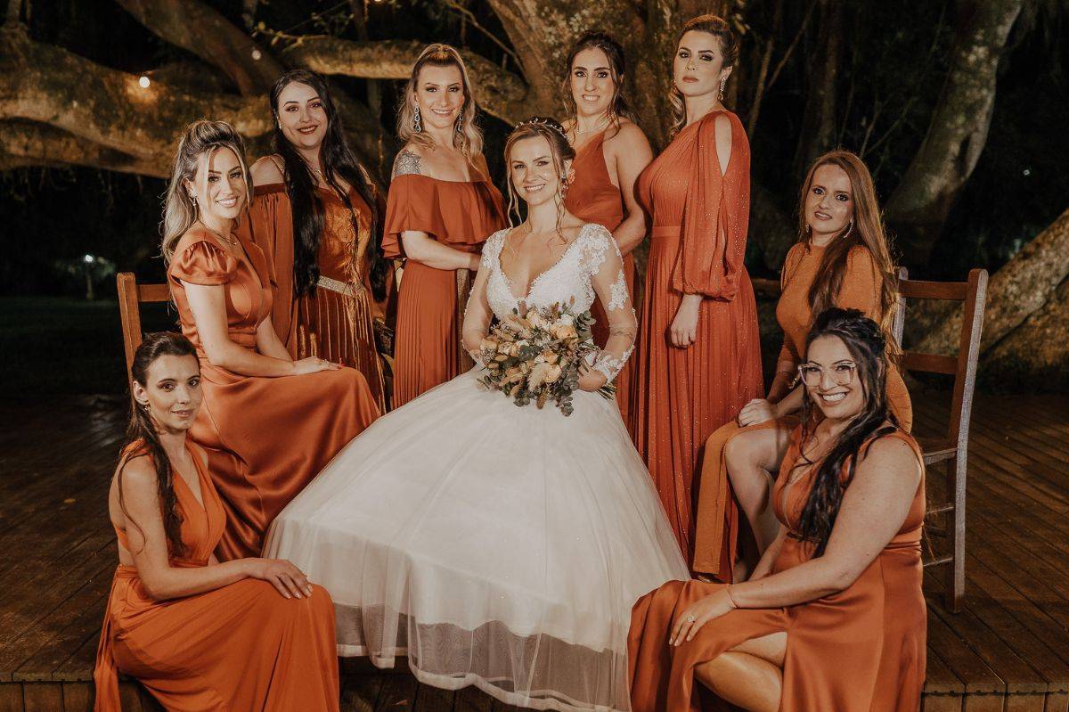 Maquiagem para Eventos Noturnos com Vestido Marsala: Brilho e Destaque