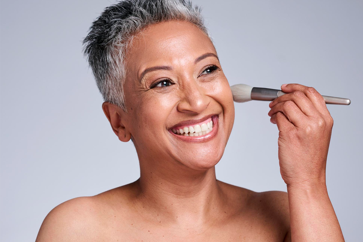 Blush e Acabamento Perfeito: Produtos Cremosos para um Viço Natural em Peles Maduras