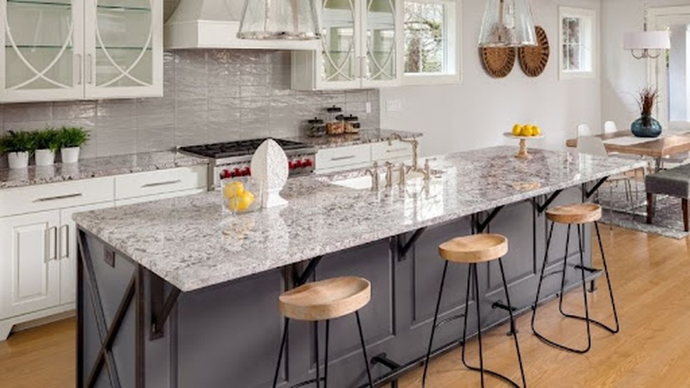 Mármore vs. Quartzo: Qual a Melhor Escolha para sua Cozinha?