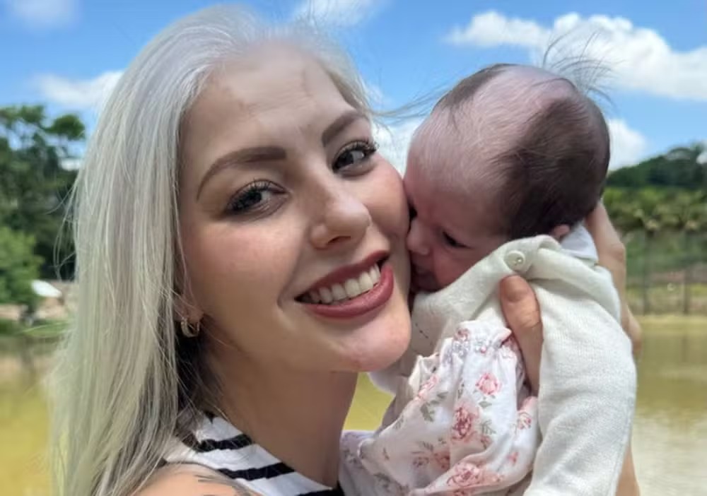 Mechas para Disfarçar Grisalhos: A Técnica que Reduz Retoques e Valoriza Seus Fios