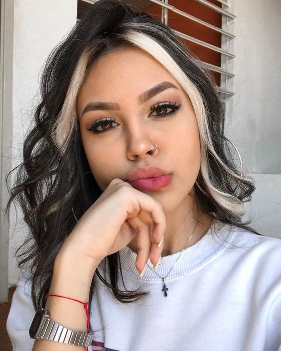 Mitos e Verdades sobre a 'Marca de Bruxa': O Significado Cultural da Mecha Branca