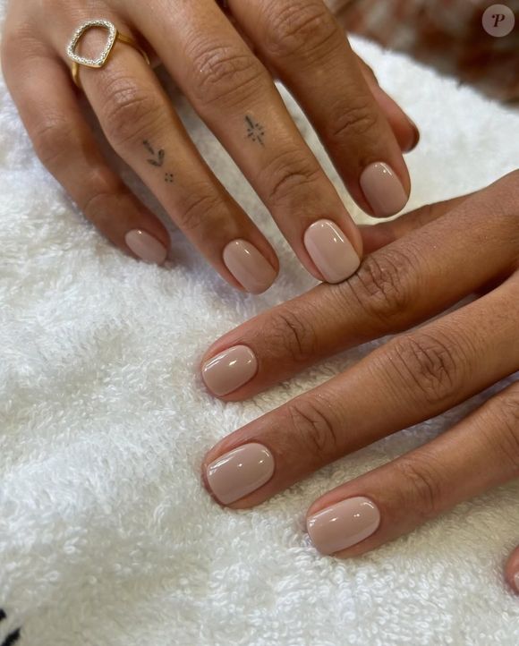 unhas gel branco leitoso vs rosa suave