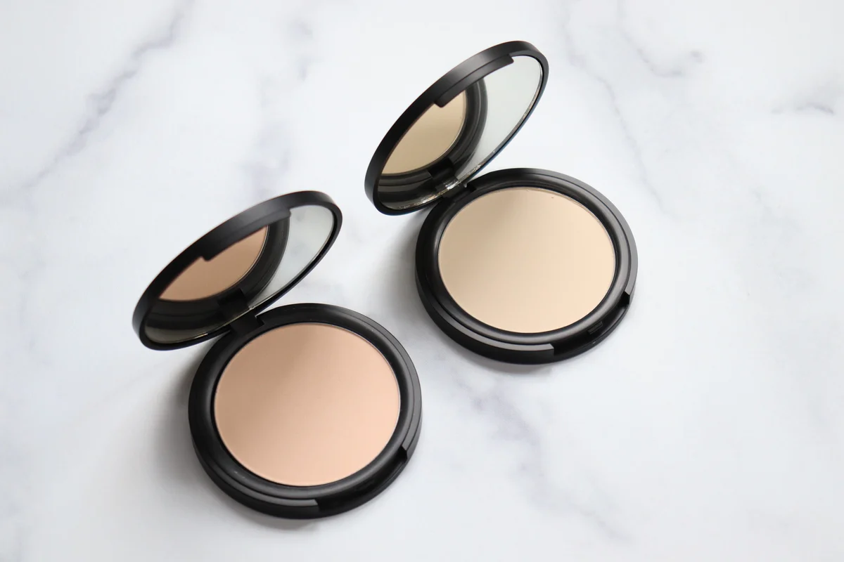 Guia completo de pós faciais: solto vs. compacto