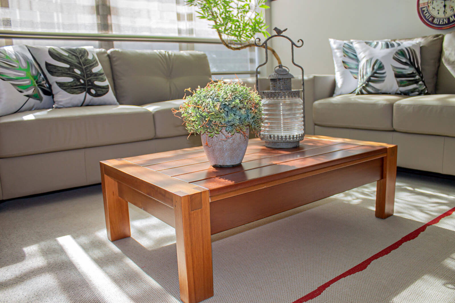 erros comuns ao decorar mesa de madeira