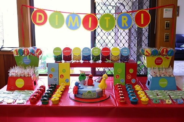 mesa festa infantil decoração maximalista afetivo