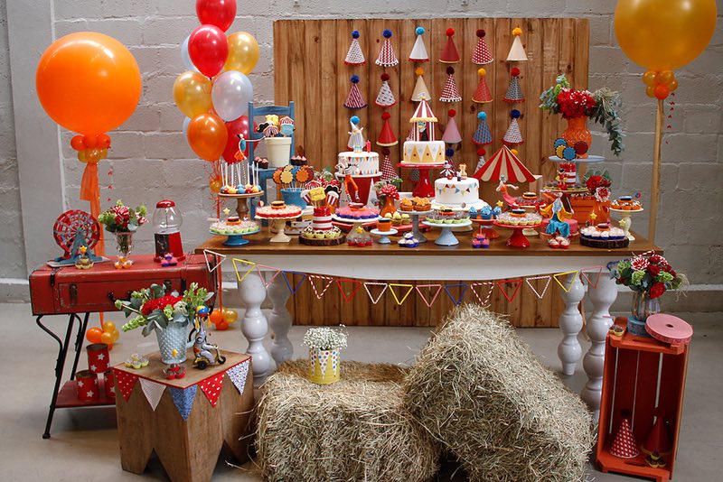 mesa redonda vs mesa retangular para festas