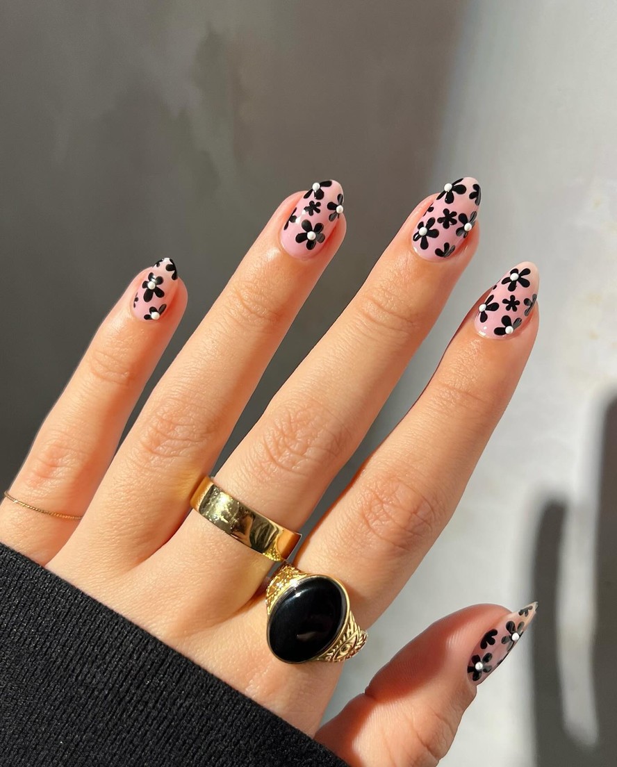 inspiração unha amendoada decorada