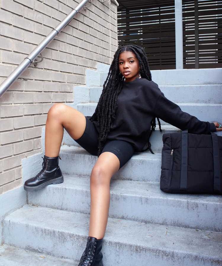 Coturno Tratorado vs. Coturno com Salto: Qual Escolher e Como Estilizar