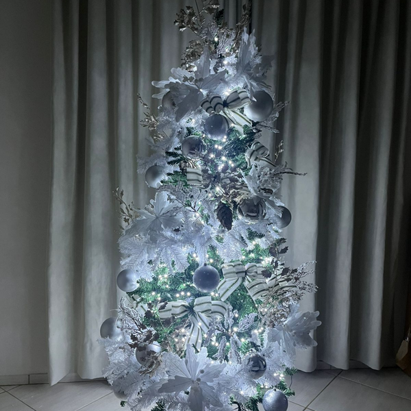 árvore de natal com pinhas