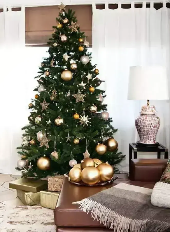 árvore de natal vermelho e dourado
