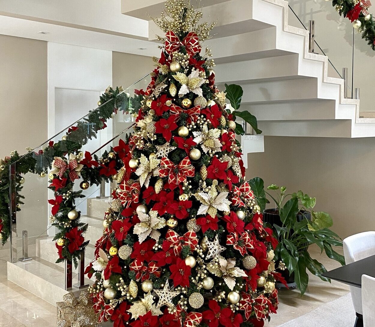 árvore de natal branco e prata
