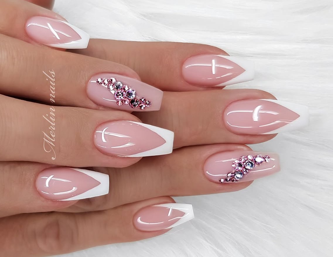 unhas amendoadas decoradas