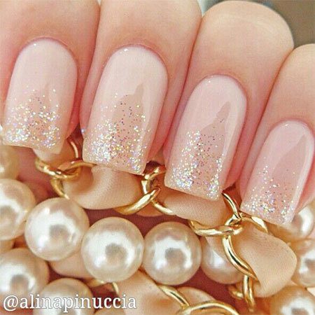 unhas brancas e douradas ano novo