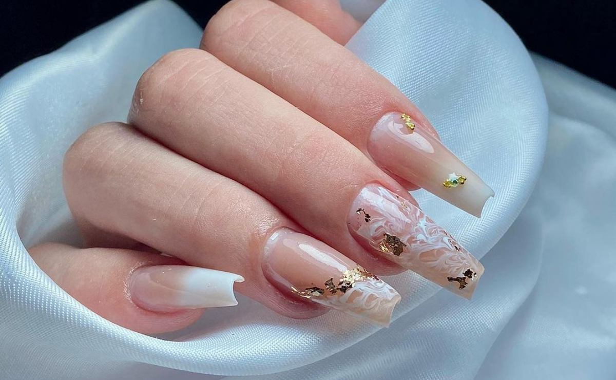 unhas simples com brilho