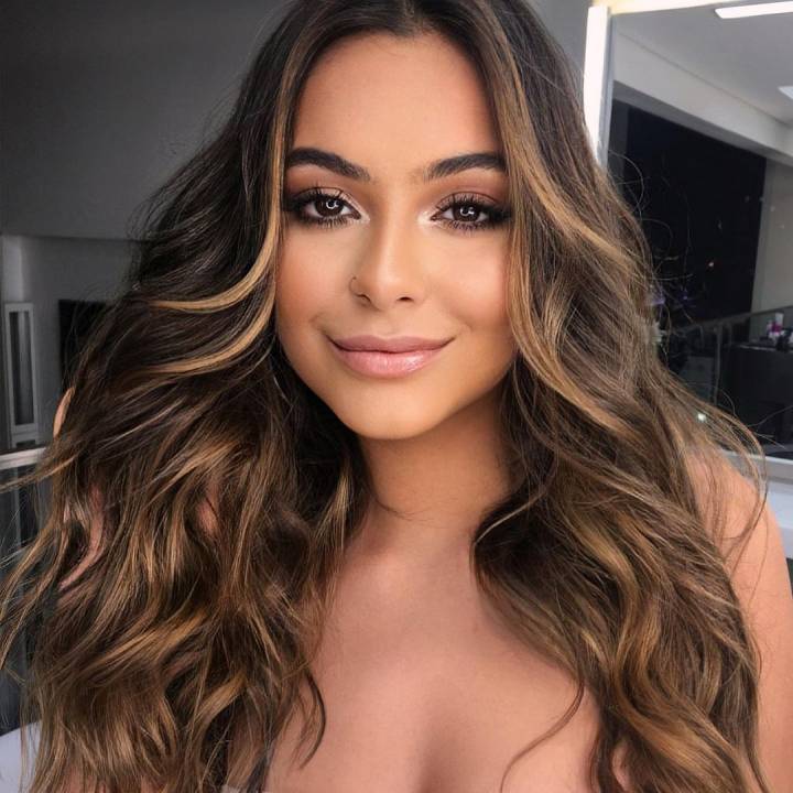 moreno iluminado curto