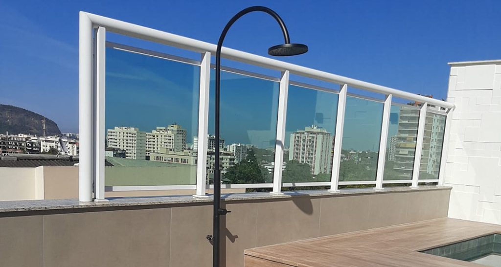 Chuveiro para piscina no muro