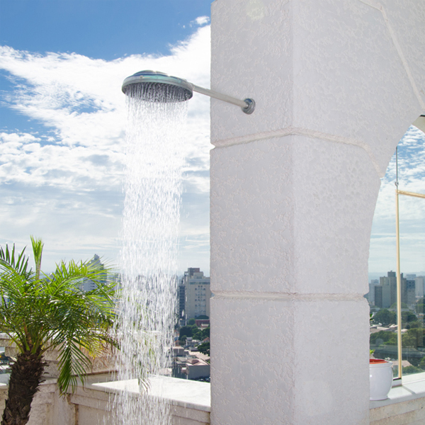 Chuveiro com cano de PVC aparente