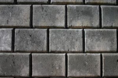 muro cinza com madeira