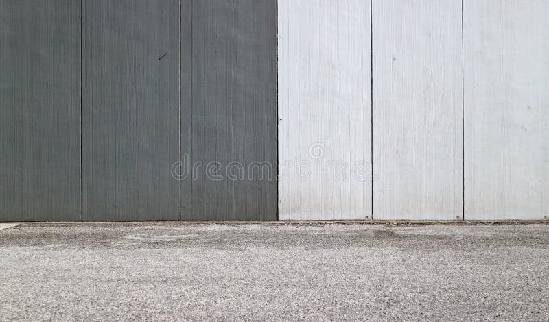 muro cinza com portão branco